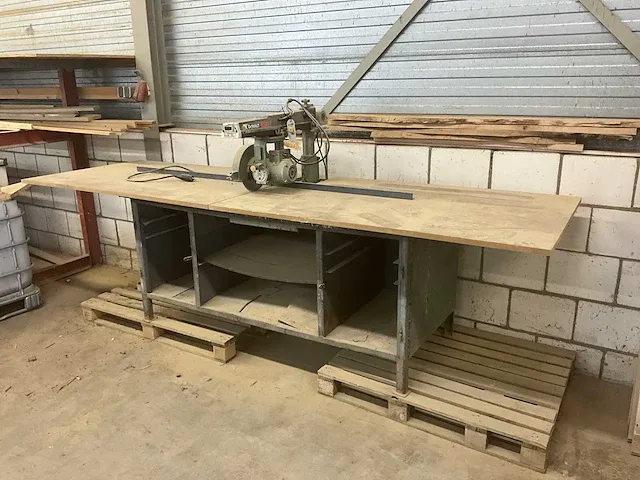 Dewalt radiale armzaag op werktafel - afbeelding 1 van  7