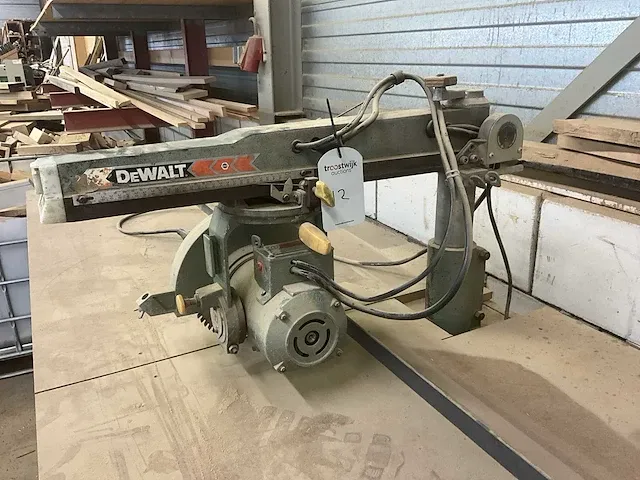 Dewalt radiale armzaag op werktafel - afbeelding 2 van  7