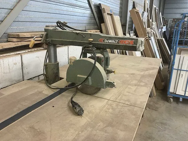 Dewalt radiale armzaag op werktafel - afbeelding 3 van  7