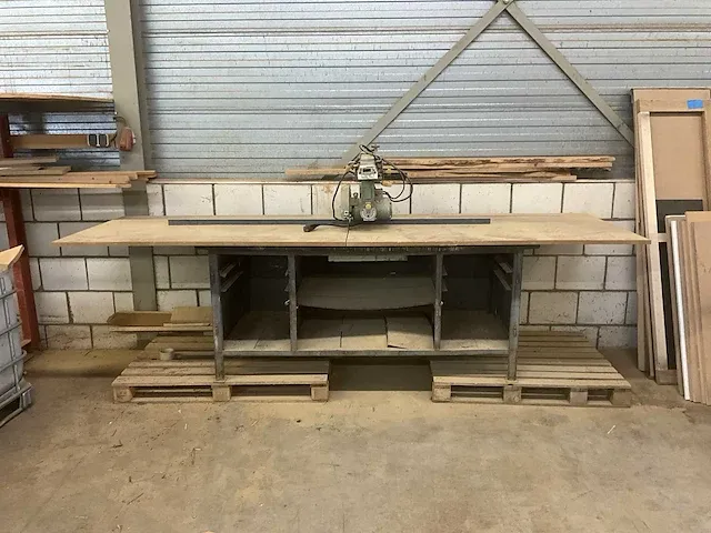 Dewalt radiale armzaag op werktafel - afbeelding 4 van  7