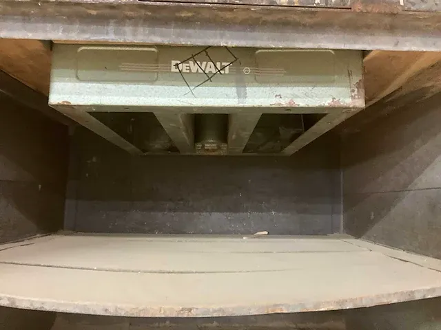 Dewalt radiale armzaag op werktafel - afbeelding 5 van  7
