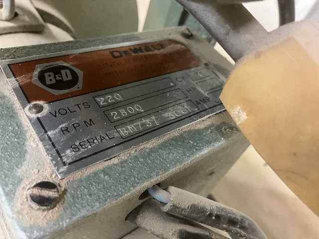 Dewalt radiale armzaag op werktafel - afbeelding 6 van  7