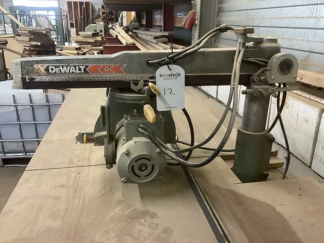 Dewalt radiale armzaag op werktafel - afbeelding 7 van  7