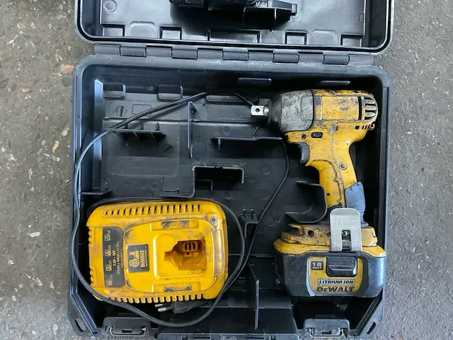 Dewalt slagmoersleutel (2x) - afbeelding 2 van  3