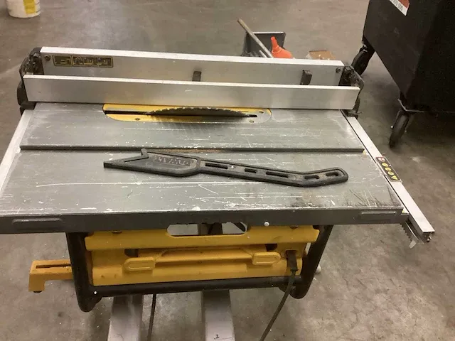 Dewalt tafelzaag op verrijdbaar onderstel - afbeelding 7 van  10