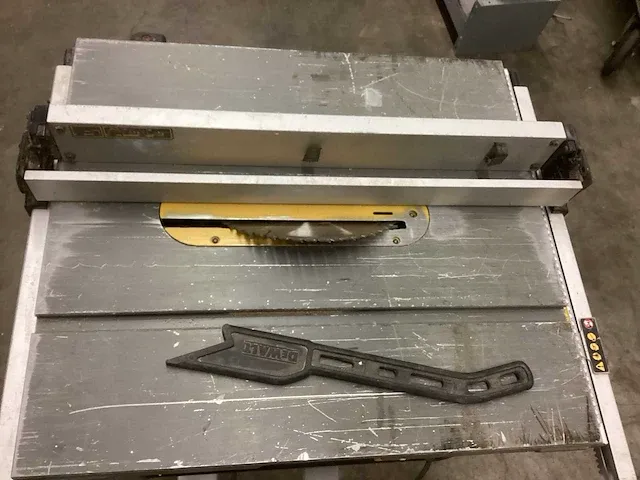 Dewalt tafelzaag op verrijdbaar onderstel - afbeelding 8 van  10