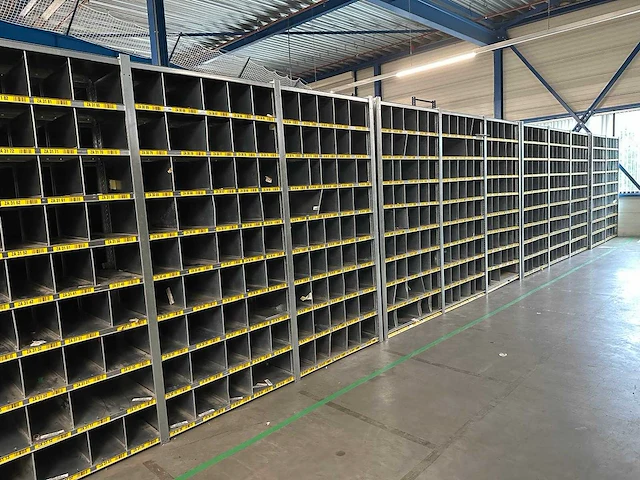 Dexion - legbordstelling met tussenschotten 10x40 - afbeelding 1 van  3