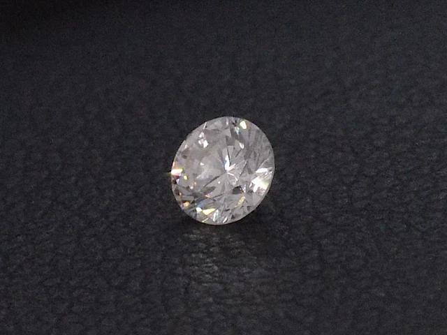 Diamant - 0.09 karaat fancy colour briljant geslepen diamant - afbeelding 1 van  4