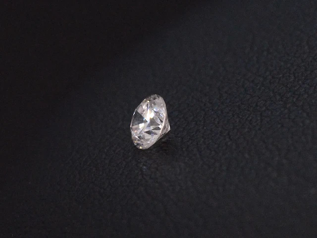 Diamant - 0.09 karaat fancy colour briljant geslepen diamant - afbeelding 2 van  4