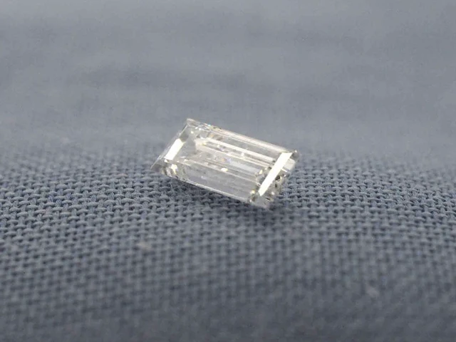 Diamant - 0.24 carat baguette geslepen diamant (gecertificeerd) - afbeelding 1 van  4