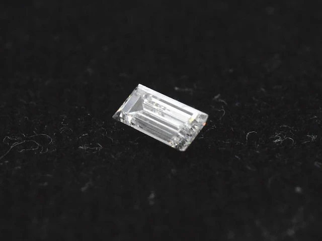 Diamant - 0.24 carat baguette geslepen diamant (gecertificeerd) - afbeelding 1 van  4