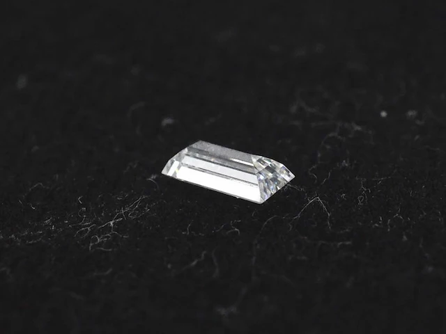 Diamant - 0.24 carat baguette geslepen diamant (gecertificeerd) - afbeelding 2 van  4