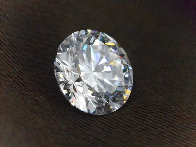 Diamant - 0.72 karaat briljant diamant (gecertificeerd) - afbeelding 1 van  4