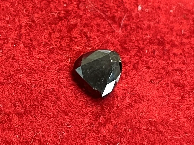 Diamant - 0.92 carat natuurlijke zwarte diamant in triangel vorm (gecertificeerd) - afbeelding 1 van  4