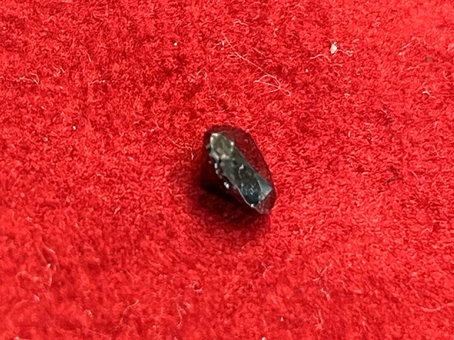 Diamant - 0.92 carat natuurlijke zwarte diamant in triangel vorm (gecertificeerd) - afbeelding 2 van  4