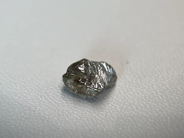 Diamant - 1.70 carat carat echte ruwe diamant - oktaeder vorm - afbeelding 1 van  5