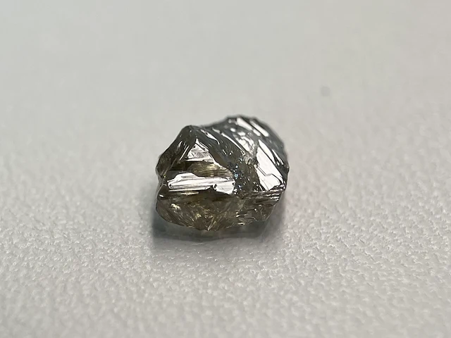 Diamant - 1.70 carat carat echte ruwe diamant - oktaeder vorm - afbeelding 2 van  5