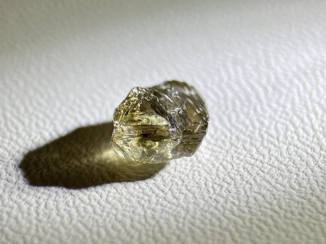 Diamant - 1.70 carat carat echte ruwe diamant - oktaeder vorm - afbeelding 3 van  5