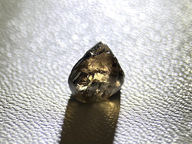 Diamant - 2.14 carat natuurlijke ruwe diamant - oktaeder vorm - afbeelding 1 van  5