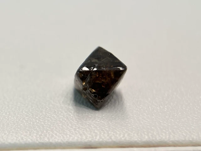 Diamant - 4.40 carat carat echte ruwe diamant - oktaeder vorm - afbeelding 2 van  4