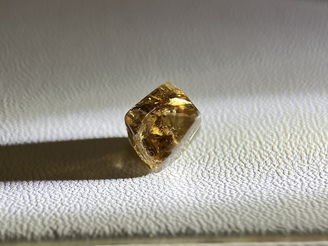 Diamant - 4.40 carat ruwe diamant - oktaeder vorm - afbeelding 1 van  3