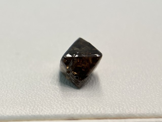 Diamant - 4.40 carat ruwe diamant - oktaeder vorm - afbeelding 2 van  3