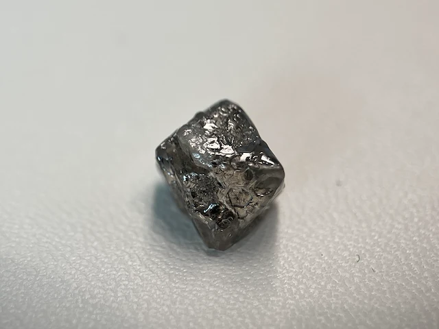 Diamant - 4.56 carat ruwe diamant - oktaeder vorm - afbeelding 1 van  5