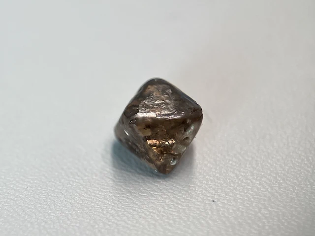 Diamant - 4.57 carat carat echte ruwe diamant - oktaeder vorm - afbeelding 1 van  3