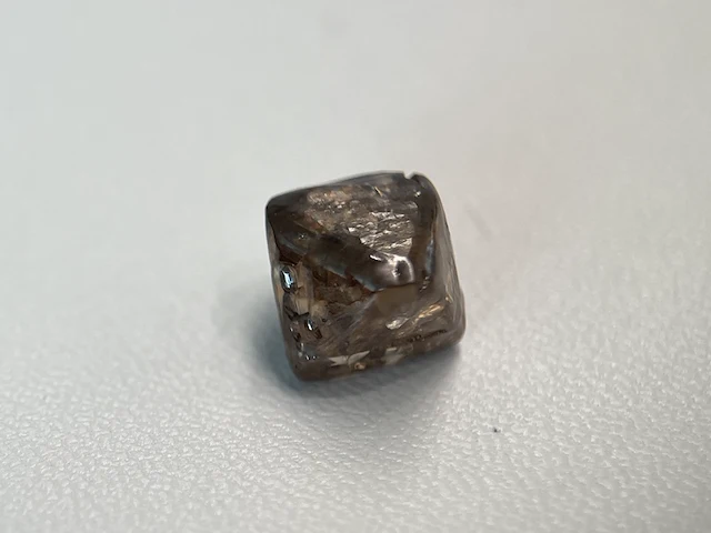 Diamant - 4.57 carat carat echte ruwe diamant - oktaeder vorm - afbeelding 2 van  3