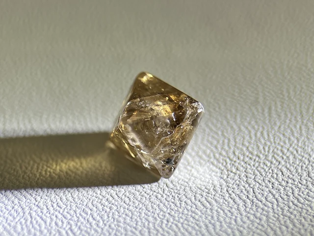 Diamant - 4.60 carat carat natuurlijke ruwe diamant - oktaeder vorm - afbeelding 3 van  5