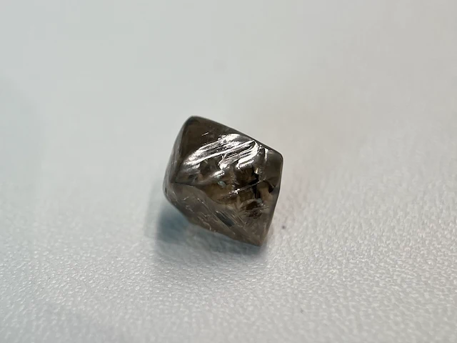 Diamant - 4.95 carat carat echte ruwe diamant - oktaeder vorm - afbeelding 1 van  5