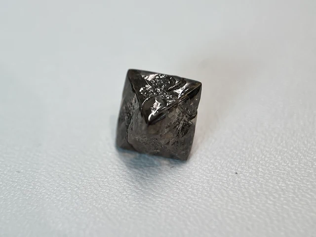 Diamant - 7.02 carat carat echte ruwe diamant - oktaeder vorm - afbeelding 2 van  5