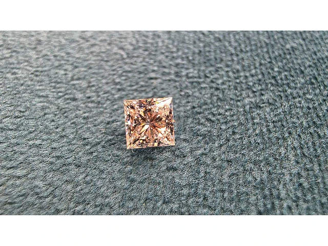 Diamant - circa 0,70 carat - princess geslepen diamant (gecertificeerd) - afbeelding 1 van  9
