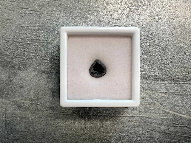 Diamant zwart 3.84 ct - afbeelding 1 van  3