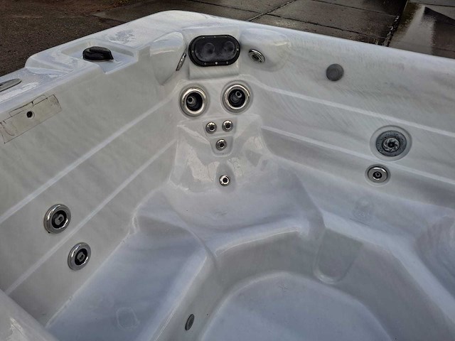 Diamante spa 6 persoons jacuzzi en buitenspa - afbeelding 10 van  30