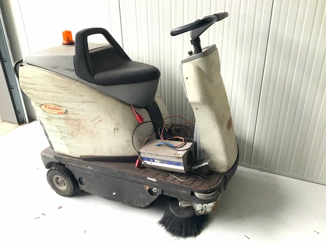 Dibo genius 1050e zelfrijdende veegmachine - afbeelding 1 van  6