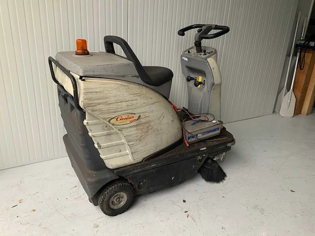 Dibo genius 1050e zelfrijdende veegmachine - afbeelding 3 van  6