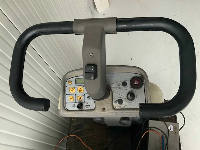 Dibo genius 1050e zelfrijdende veegmachine - afbeelding 4 van  6