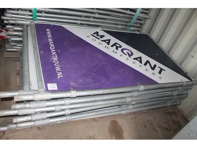 Dichte bouwhekken met reclameopdruk. afmeting 120x205cm. 29 stuks. - afbeelding 2 van  2