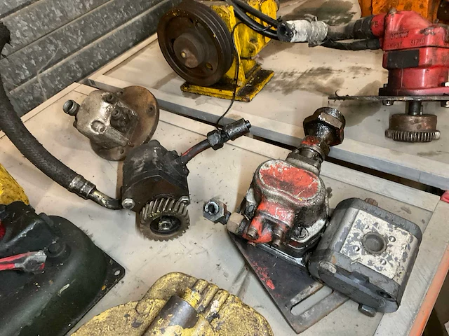 Different hydraulic parts (4x) - afbeelding 1 van  5