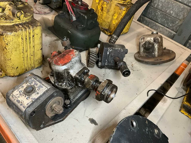 Different hydraulic parts (4x) - afbeelding 2 van  5