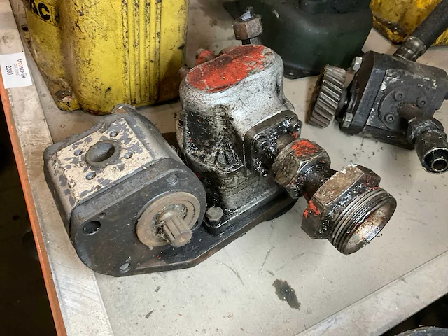 Different hydraulic parts (4x) - afbeelding 3 van  5