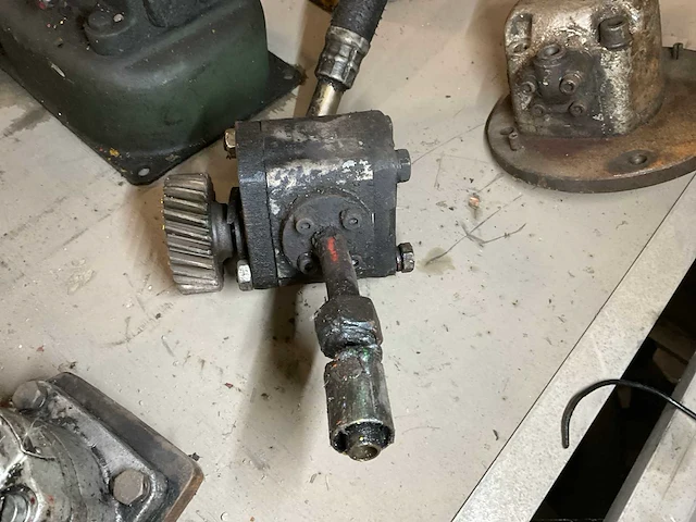 Different hydraulic parts (4x) - afbeelding 4 van  5
