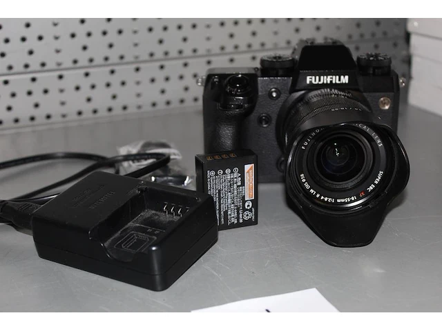 Digitale fotocamera fujifilm x-t3 met twee lenzen, twee laders en accessoires in tas - afbeelding 1 van  7