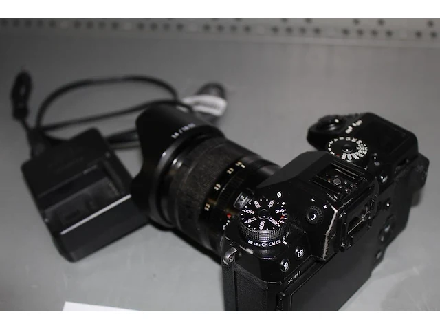 Digitale fotocamera fujifilm x-t3 met twee lenzen, twee laders en accessoires in tas - afbeelding 2 van  7