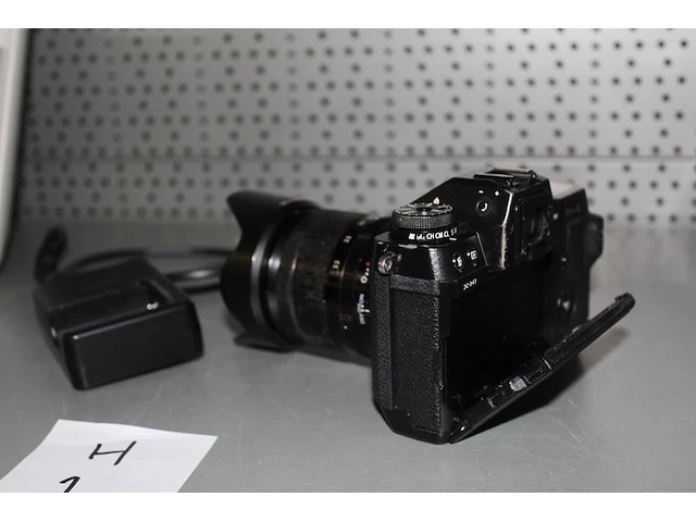Digitale fotocamera fujifilm x-t3 met twee lenzen, twee laders en accessoires in tas - afbeelding 3 van  7