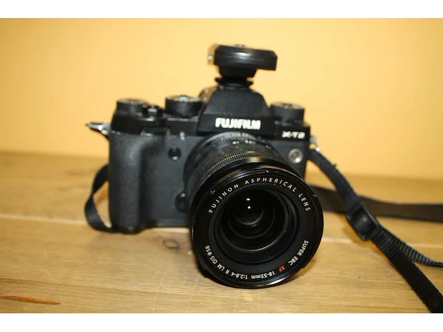 Digitale fotocamera fujifilm x-t2 met aspherical lens fujinon super xf 18-55 met twee accu's en lader. - afbeelding 2 van  6