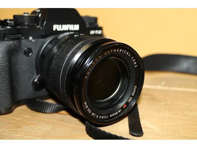 Digitale fotocamera fujifilm x-t2 met aspherical lens fujinon super xf 18-55 met twee accu's en lader. - afbeelding 4 van  6