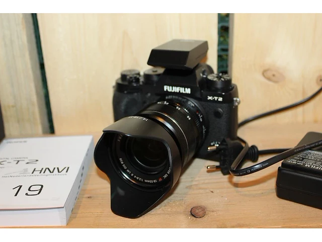 Digitale fotocamera fujifilm x-t2 met xf 18-55 mm f2.8-4 r lm ois met accu en lader. - afbeelding 2 van  3