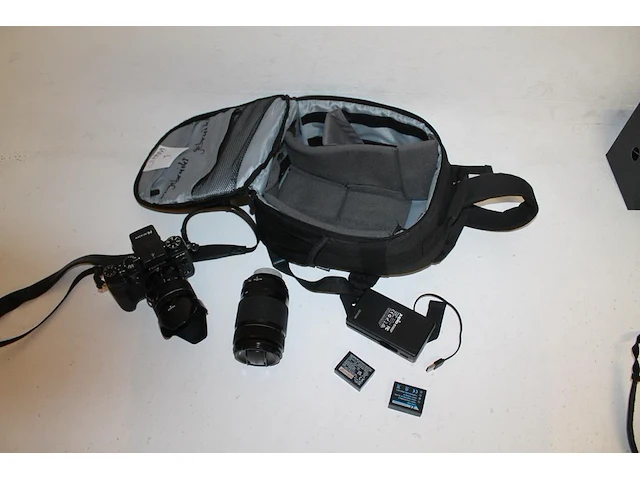 Digitale fotocamera fujifilm x-t3 met twee lenzen en twee accu's en lader in cameratas - afbeelding 1 van  7